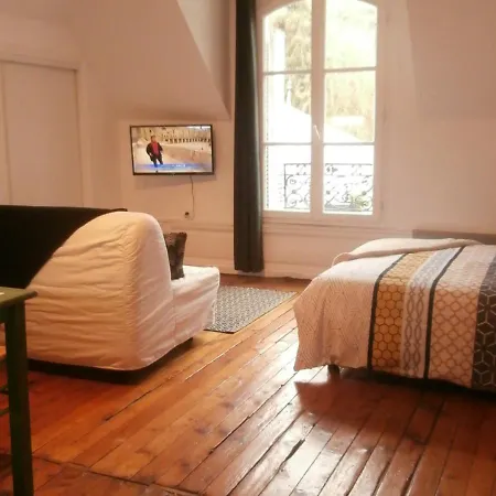 Grand Studio De Charme Avec Vue Sur Le Chateau. Apartment *